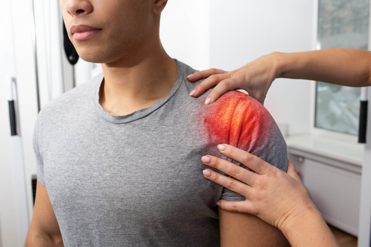 Physiotherapist helps treat shoulder injury